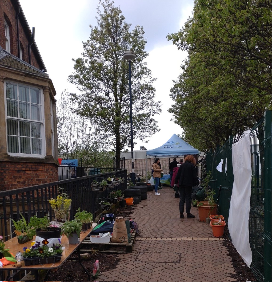 _AnnaBlight's tweet photo. The Book Fairies celebrated #EarthDay by travelling by bus, then leaving a copy of To Stand and Stare by @AndrewTimothyOB at the @GrowWakefield stand at Greener Westgate in #Wakefield
#IBelieveInBookFairies https://t.co/wjKn4TRnfJ