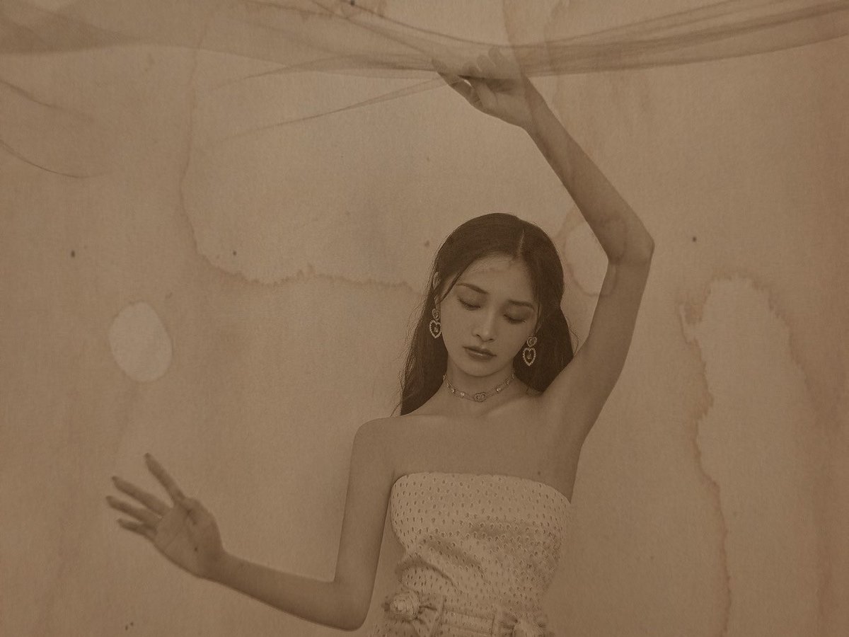 ️️ ️️

️️ ️️ 

Dunia tidak pernah 
berbicara pada kita,

Kapan kita harus ikut 
berputar seperti dirinya.

️️ ️️

️️ ️️