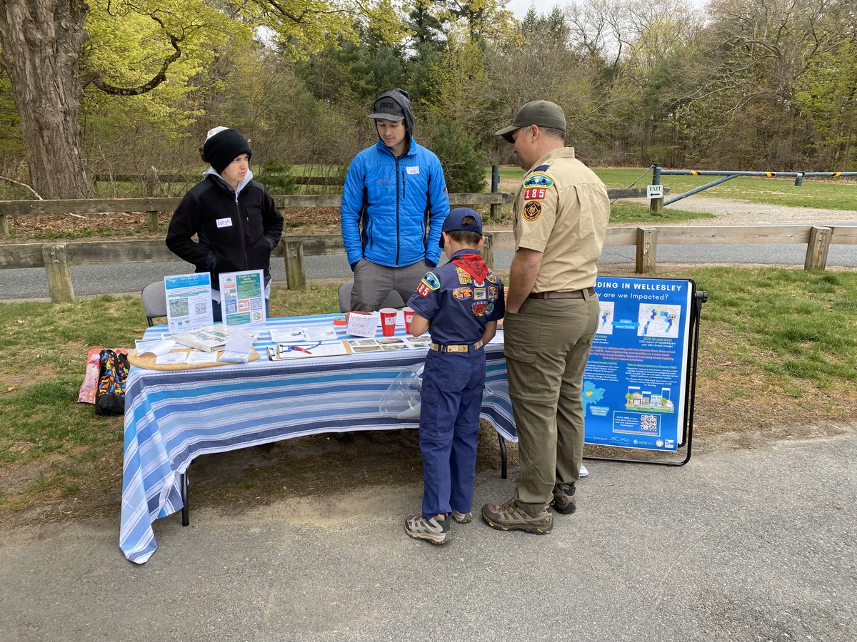 charlesriver's tweet photo. Thanks @RepAlicePeisch and Wellesley Cub Scout Pack 185 for joining the #CharlesRiverCleanup @ Elm Bank Reservation!๐ Great to see our partners from @climatecrews there as well! #myCleanCharles #KeepinItClean https://t.co/hWmd8ZelZ9