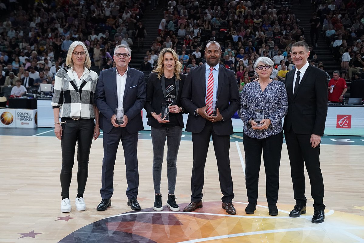 #CDFBasket Quatre personnalités honorées à l' <a href="/Accor_Arena/">Accor Arena</a>  ! #BallondeCristal
- Eddie Viator (Officiel)
- Cathy Giscou (Dirigeante)
- Richard Billant (Technicien)
- Paoline Salagnac (Joueuse)

ffbb.com/patrimoine/qua…
