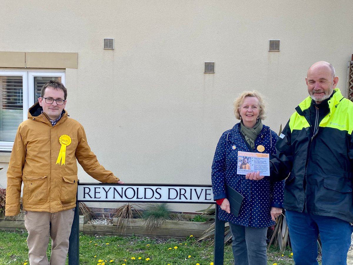 EHLibD's tweet photo. Warren Moore and his @LibDems team  meeting some of the residents on Maplefields estate in Alton Wooteys this afternoon.
Thankyou for the warm reception on the doors. 
@LibDems #DemandingBetter 🔶🔶 https://t.co/nKRxbs89pl