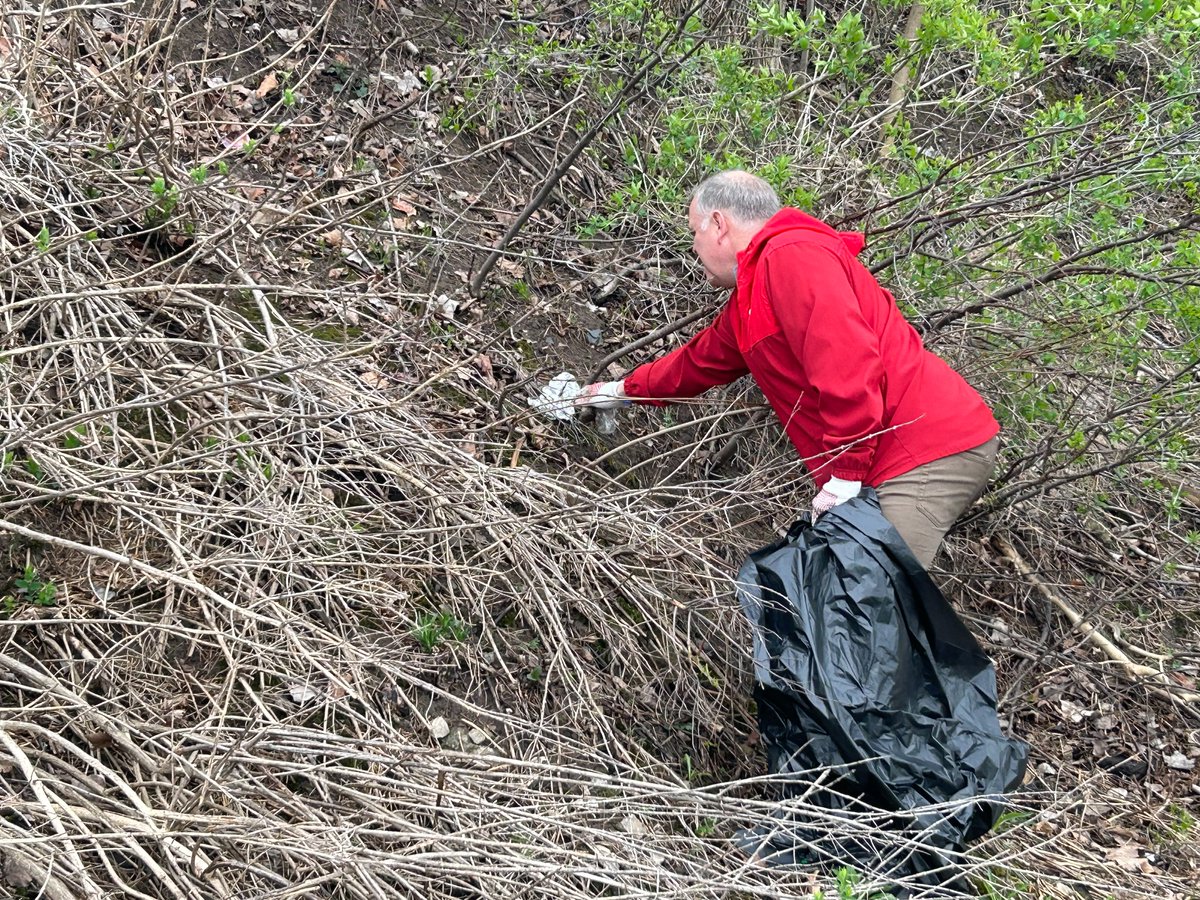 140thBill's tweet photo. Happy #EarthDay! My staff and I spent the morning with neighbors, in service to our corner of this beautiful planet. I thank the participants and organizers, including @TonawandaYPR, COT Neighbors United, Mayor Austin Tylec and the NT Waterfront Commission, and @hertelave. https://t.co/U8upOaRAet