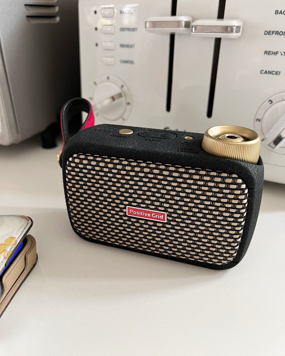TomoJustFunky's tweet photo. It sounds so good so that my wife stole this from me! @positivegrid 👍❤️👍 #sparkGO #sparkamp #positivegridspark #positivegrid #tomofujita https://t.co/yI9aHrIBx3