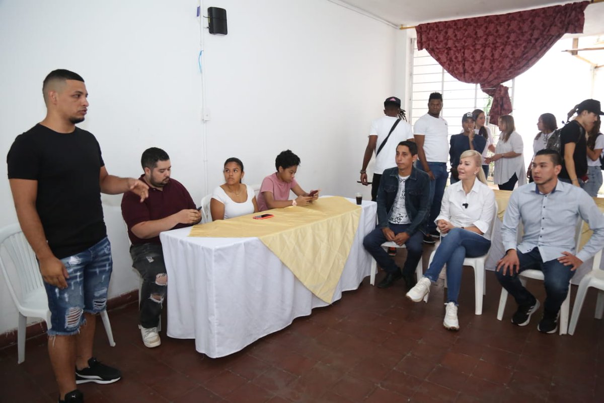 DilianFrancisca's tweet photo. Continuamos con nuestros recorridos de #LaUEnLosTerritorios escuchando a la comunidad y sus preocupaciones.

Hoy recorremos la Comuna 20 de #Cali  caminando sus barrios y construyendo en unión con sus habitantes iniciativas para el beneficio de sus comunidades. https://t.co/2xKrayXlRc