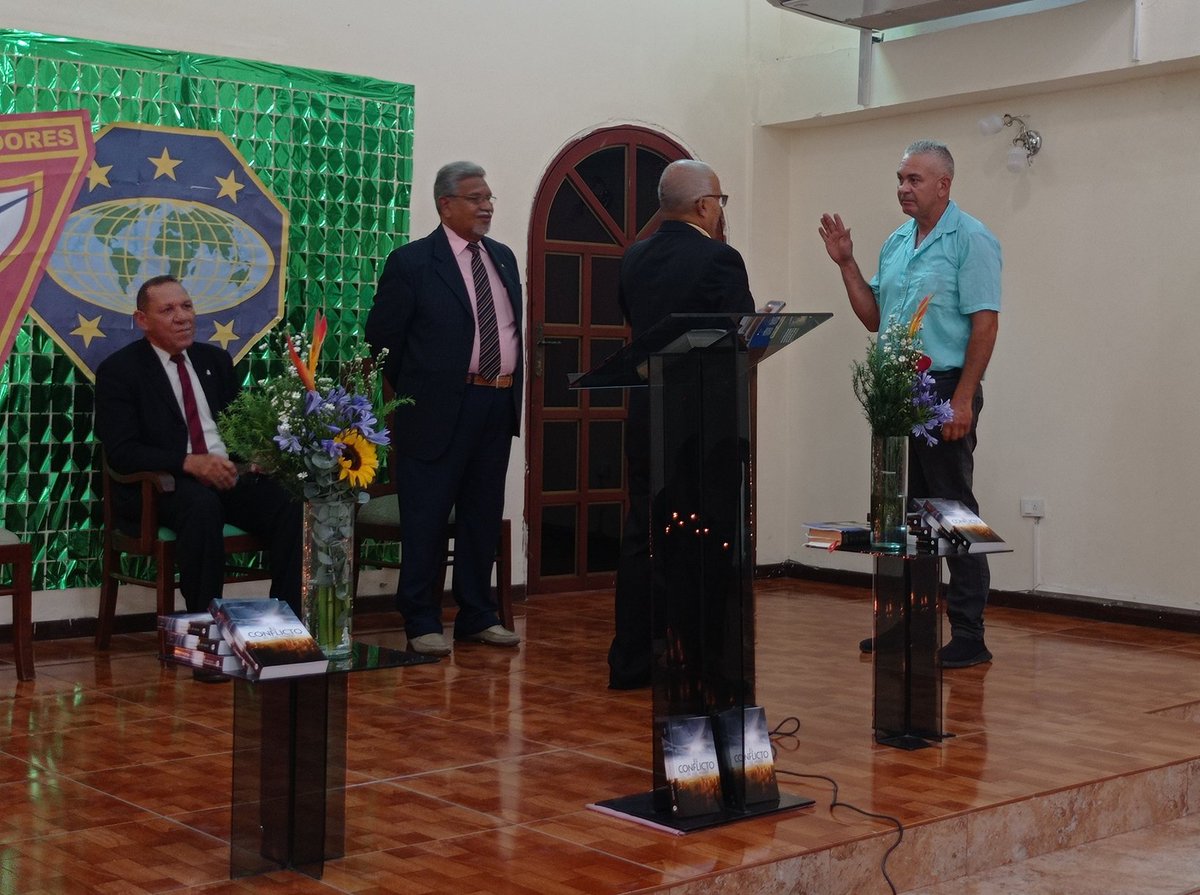 Tomando los votos bautismales al amigo Juan Cartaya, a minutos de ser miembro y hermano de la feligresía de la IASD GUATIRE CENTRAL.

El cielo gana un miembros más para las filas de Cristo. 🤗