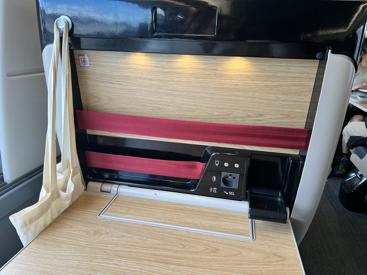 Super bien équipé la <a href="/SNCFVoyageurs/">SNCF Voyageurs</a> maintenant !