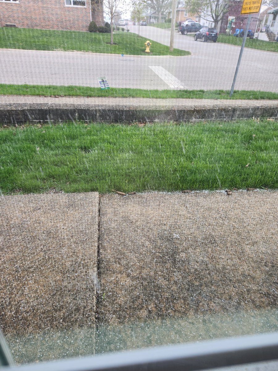 FireMedicMic's tweet photo. @NWSChicago Brief Graupel 3 minutes ago at Rose Ave/ Hickory St in Crest Hill. https://t.co/yCtBeEkdKz