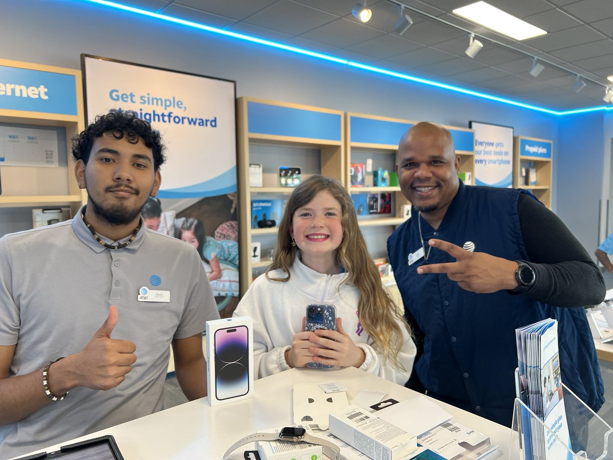 We love when customers get their first phone.  Ava was too excited.  #firstphoneexperience @CaresseSimpson <a href="/dbustamante1210/">David Bustamante</a> <a href="/chrisjohnson02/">chris johnson</a> @JuliaRodzNTX <a href="/SSanjuaneloS/">Sandra S Sanjuanelo</a>