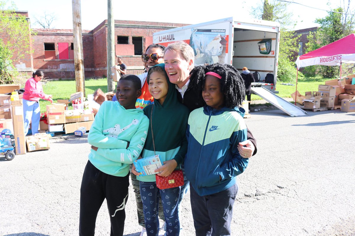 No better way to start a busy Saturday than jumping in with MLT Outreach Center for their annual door to door event! We’re glad to collaborate with MLT with 350 bags of fresh fruit and veggies from <a href="/IndyOPHS/">Indianapolis OPHS</a>.