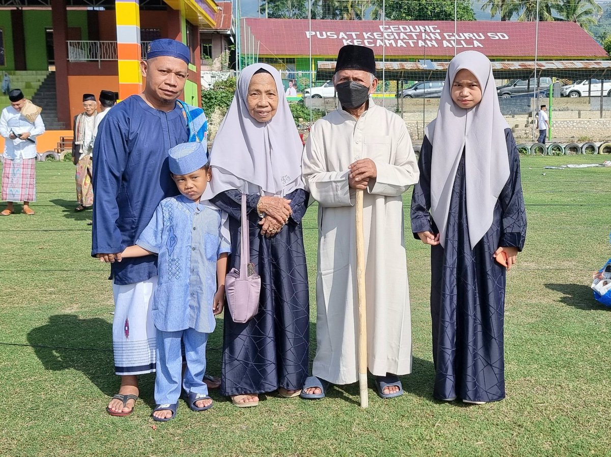bersama orang orang tersayang 
#PluzNote - momen bersama orang orang tersayang pluz pluz 
taqabbalallahu minna wa minkum taqabbal ya karim 
minal aidzin wal faidzin, mohon maaf lahir batin atas segala kesalahan kekhilafan sengaja maupun tidak sengaja🙏🙏🙏
#Lebaran 
#Idulfitri