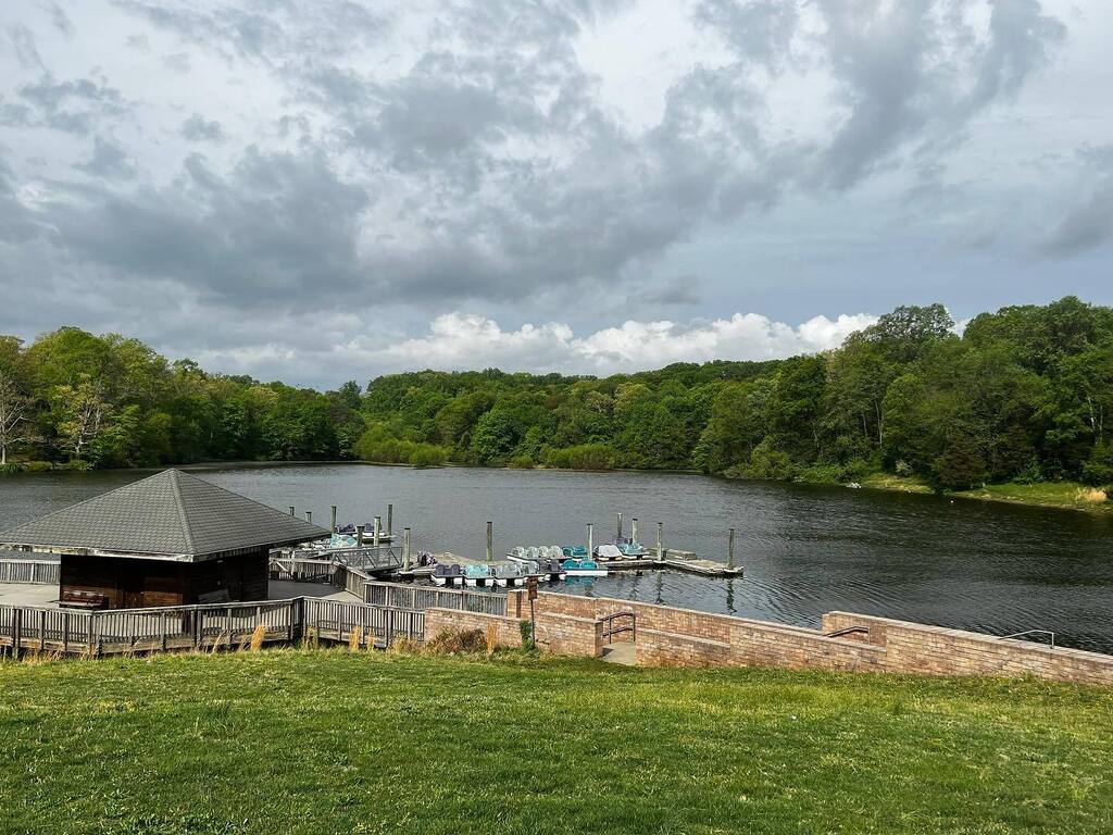 zkaz's tweet photo. Ran around Reston some today waiting to have lunch with a friend. #lakefairfax #restontowncenter #reston #restonva #seenonmyrun #trailrunning #run #runchat #running #runhappy #marathon #marathontraining #instarunner #instarunners #runnerlife #instarun #runner #runners https://t.co/5cuxWHBJgm