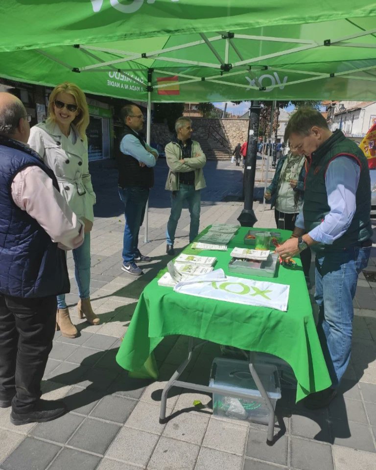 VoxArganda's tweet photo. 💚Gracias a todos los vecinos que han visitado nuestra mesa informativa de hoy.
👉Gracias por transmitirnos vuestro apoyo. Juntos haremos posible el cambio que necesita #Arganda .
#CuidaArganda #CuidaLoTuyo https://t.co/lU8aIXmYSe