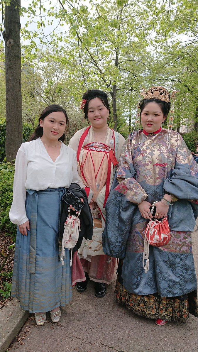 EvelyneJardin's tweet image. Sur la coulée verte, j'ai croisé ces 3 femmes chinoises apprêtées pour fêter le printemps Vive Paris #sortiràParis #IloveParis #spring #printemps #China