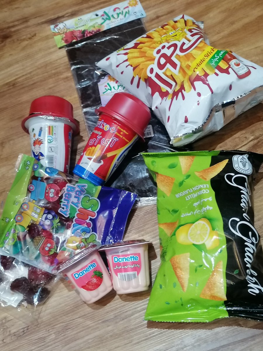 it_atenaa's tweet photo. آجیم ب رلش گفت پریود شدم یارو اسنپ گرفته خوراکی فرستاد براش  خدا شانش بده😐😂 https://t.co/PEJOW4X9yJ