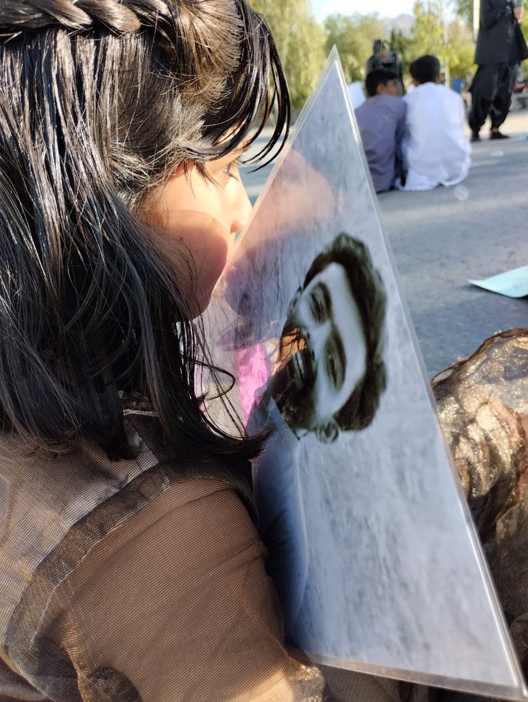sairabaluch_'s tweet photo. ما�� گل اور گل ناز کی یہ عید بھی سڑک پر گزر گئی اپنے خوشیوں کے زندان سے واپس لوٹنے کی انتظار میں نجانے کب میرے بھائیوں کو بازیاب کیا جائے گا اور ہماری زندگی سکون بھری ہوگی 
#ReleaseAsifandRasheed 
#EndenforceDisappearances https://t.co/U01i2j4Ypl