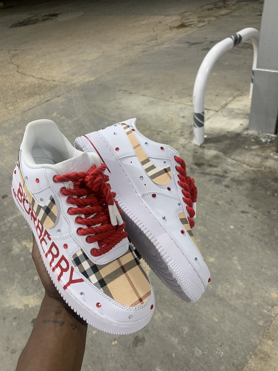 d__robert's tweet photo. This how I keep my head above water because too much negativity going on around me 🫡 

“Red 🅱️URBERRY Fazzooss”❤️❤️

#2tallcustoms🧘🏾‍♂️ https://t.co/HNPQvYwLCz