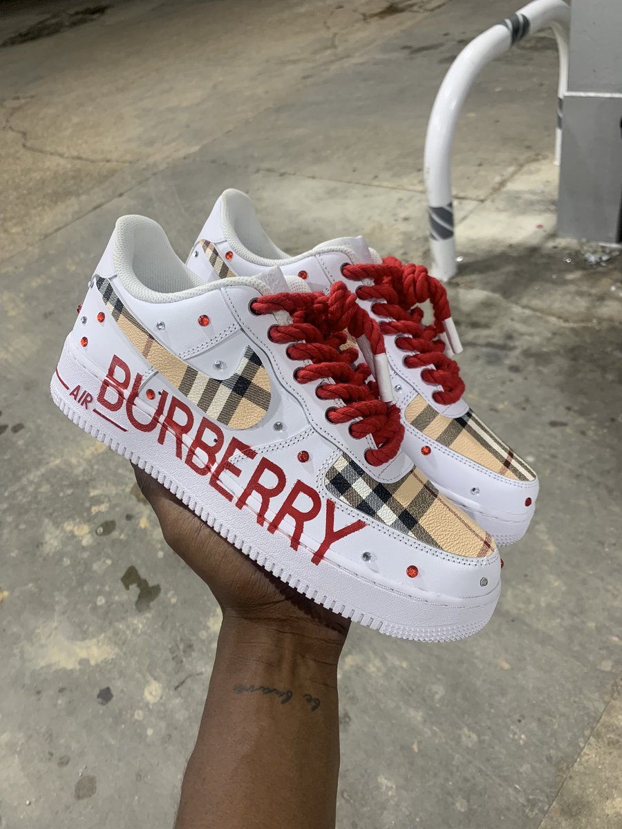 d__robert's tweet photo. This how I keep my head above water because too much negativity going on around me 🫡 

“Red 🅱️URBERRY Fazzooss”❤️❤️

#2tallcustoms🧘🏾‍♂️ https://t.co/HNPQvYwLCz