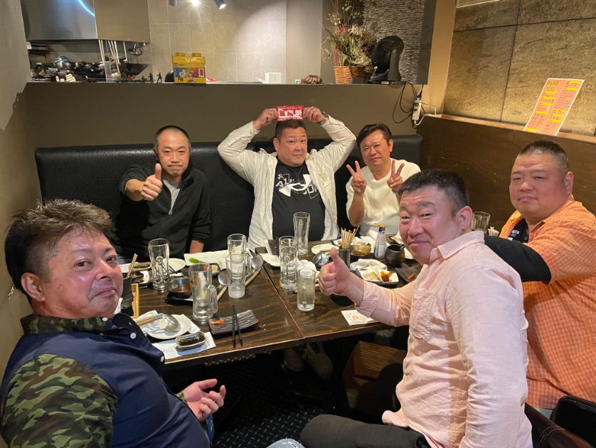 bcho02516941's tweet photo. 駆路吹首脳会議第3段終了‼️
約3年ぶりの開催‼️
今回は初代メンバーだけの開催‼️
少人数での開催にも関わらず3時間の飲み放題では満足出来ない感じだったので近々また計画しないとダメかな😆いつかは全世代(8代目までまでだったかな)を呼んで盛大にやりたいと思ってはいるけどね何十人集まるのかな😆 https://t.co/N3g72JiP0t