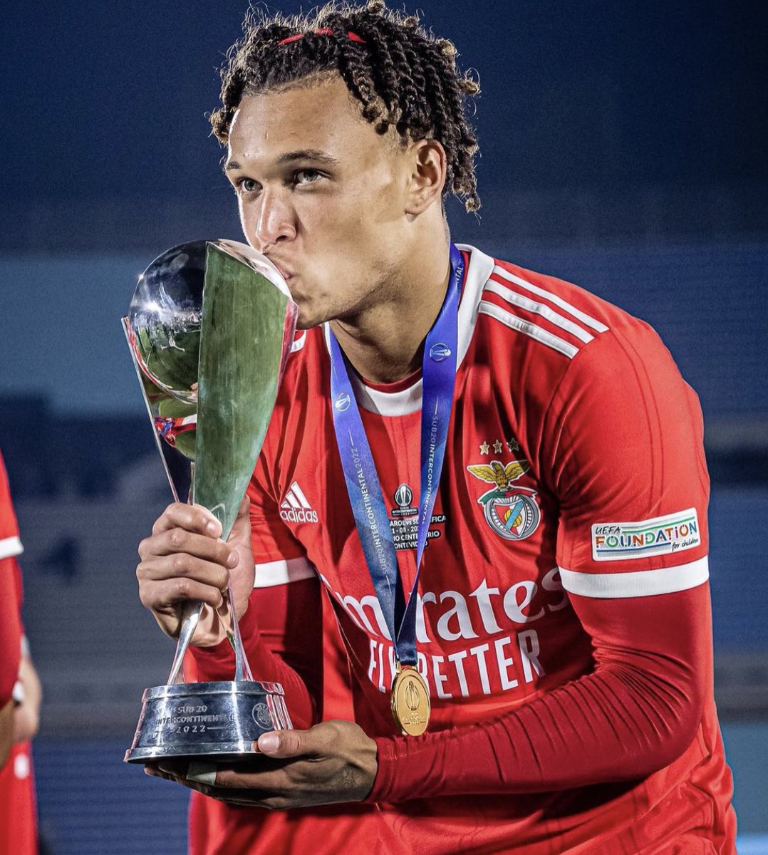 Chelsea are closing in on deal to sign talented winger Diego Moreira [born in 2004] on free transfer from Benfica — he will join in July. 🚨🔵🇵🇹 #CFC

Deal at final stages as Record reported; Chelsea believe he has very interesting potential.

🎥 More: bit.ly/3mQLkb9