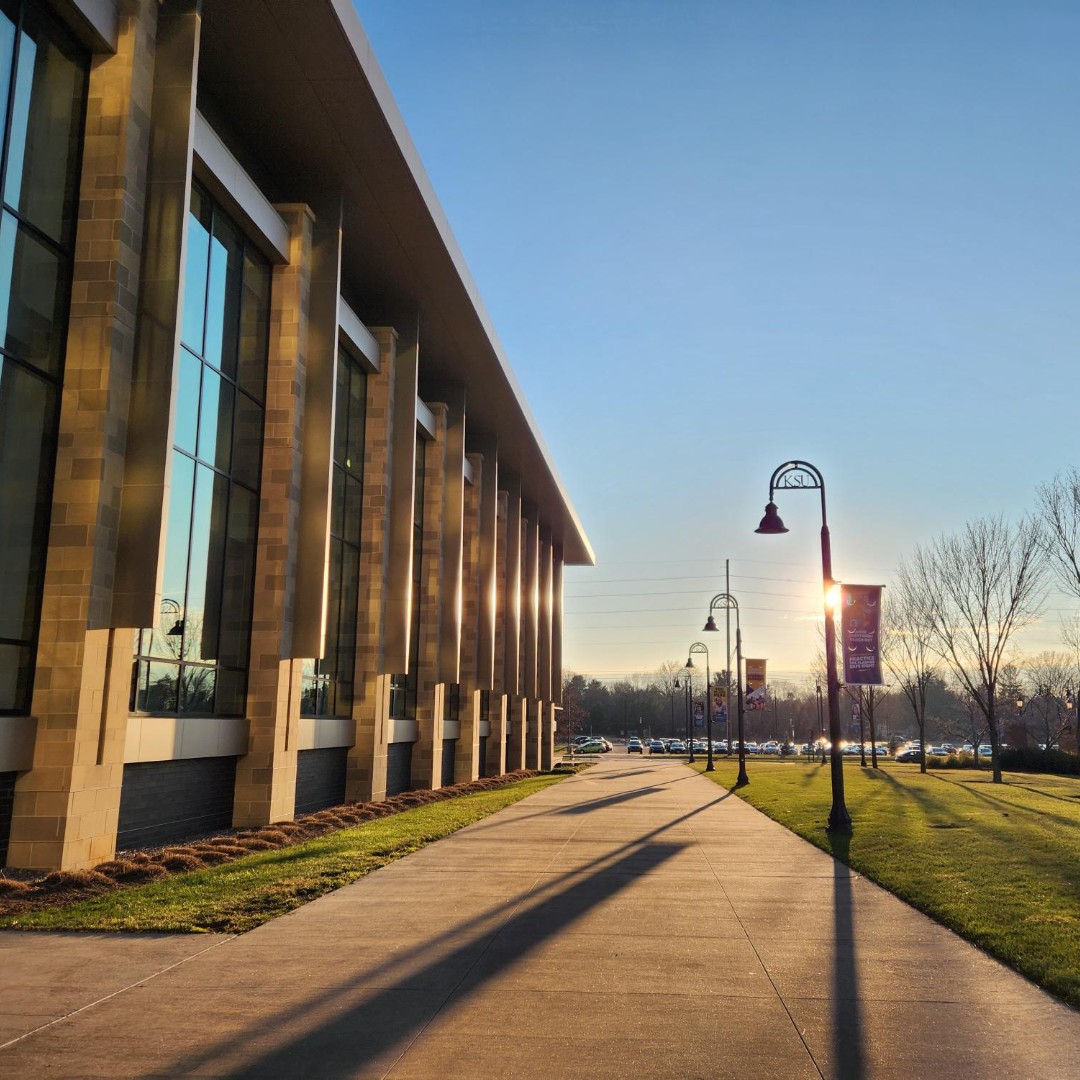 KentStateIntl's tweet photo. Happy Earth Day! Today, we're celebrating Kent State in all its beauty! With each season, Kent gets so many pretty scenes all over campus, all year long! https://t.co/HJ176bU7tg
