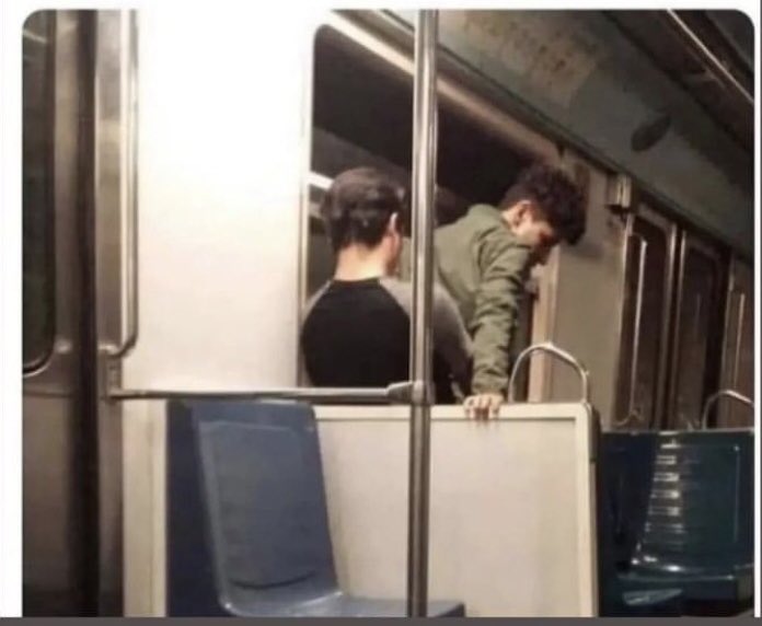 PerrasIberoLati's tweet photo. Dos amigos peleando por el mismo asiento en el metro 🚇 
#chiste #gay #chistegay #memegay https://t.co/zHNYtmK1B0