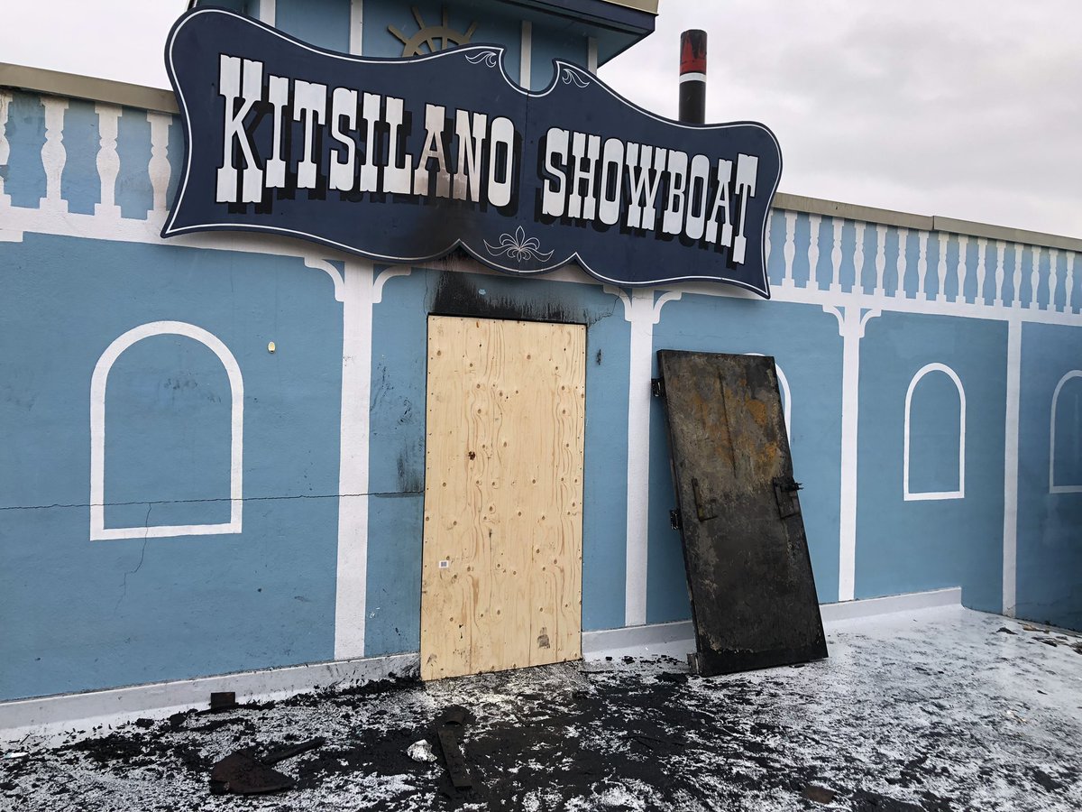 ThomasDigby1's tweet image. Weight of sadness.  #kitsilano #showboat burned last night.  major damage.  Shows every season since 1935.  #vanpoli