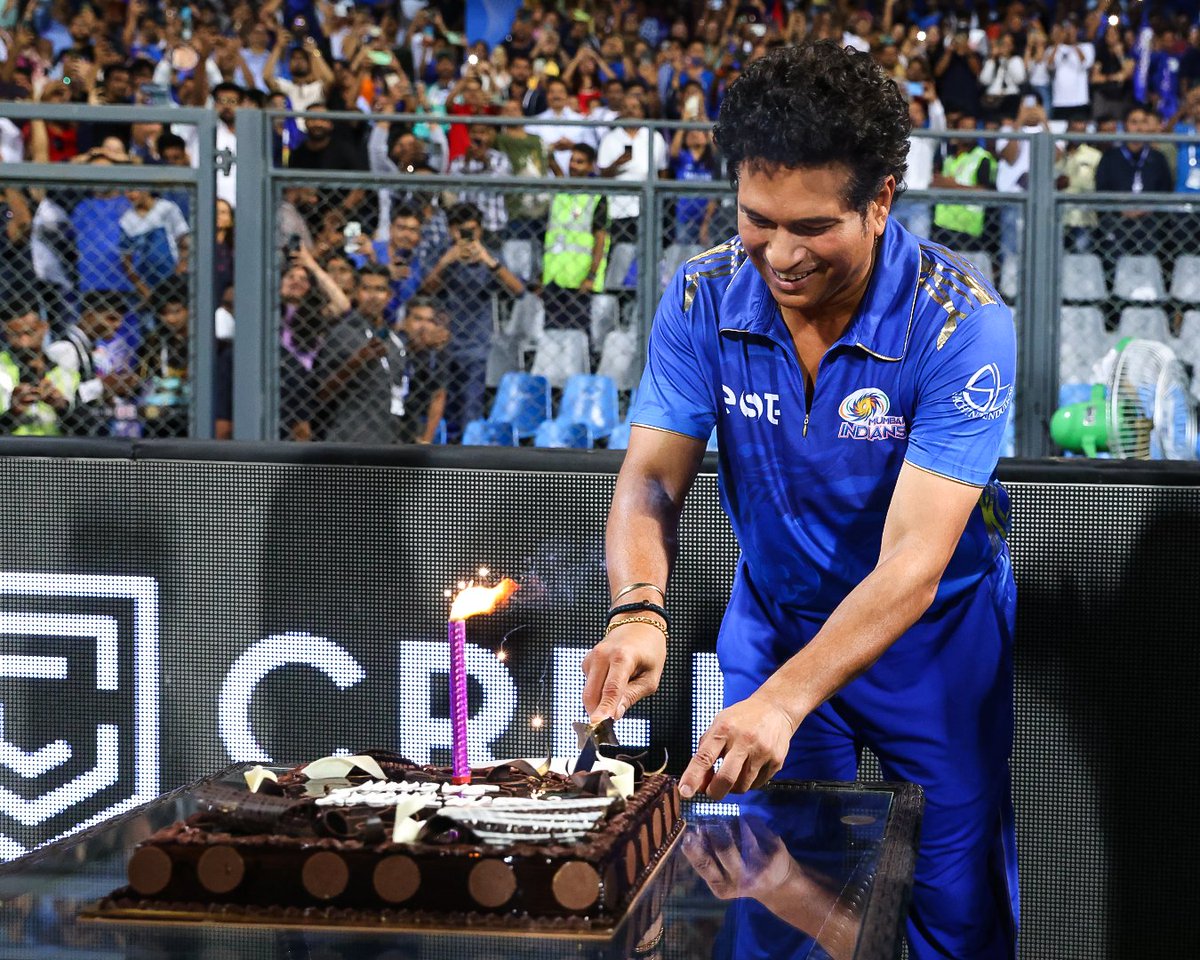 🏟️ Wankhede &amp; SRT’s birthday 🎂

#OneFamily #MIvPBKS #MumbaiMeriJaan #MumbaiIndians #IPL2023 #TATAIPL <a href="/sachin_rt/">Sachin Tendulkar</a>