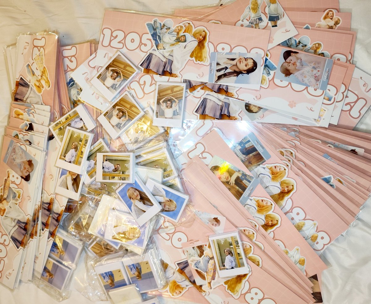 FreenBecky_PH's tweet photo. [FanBoom UPDATES] 

Here's a sneak peek of our freebie kits, courtesy of @labyrinthprints and a little more freebies from us!

The Cansleeve Event will be at Smile to Go - Araneta from 11:00AM to 3:00PM. 

See you later for #FreenBeckyFanBoomMNL! ☀ https://t.co/2hIKZxGt2i