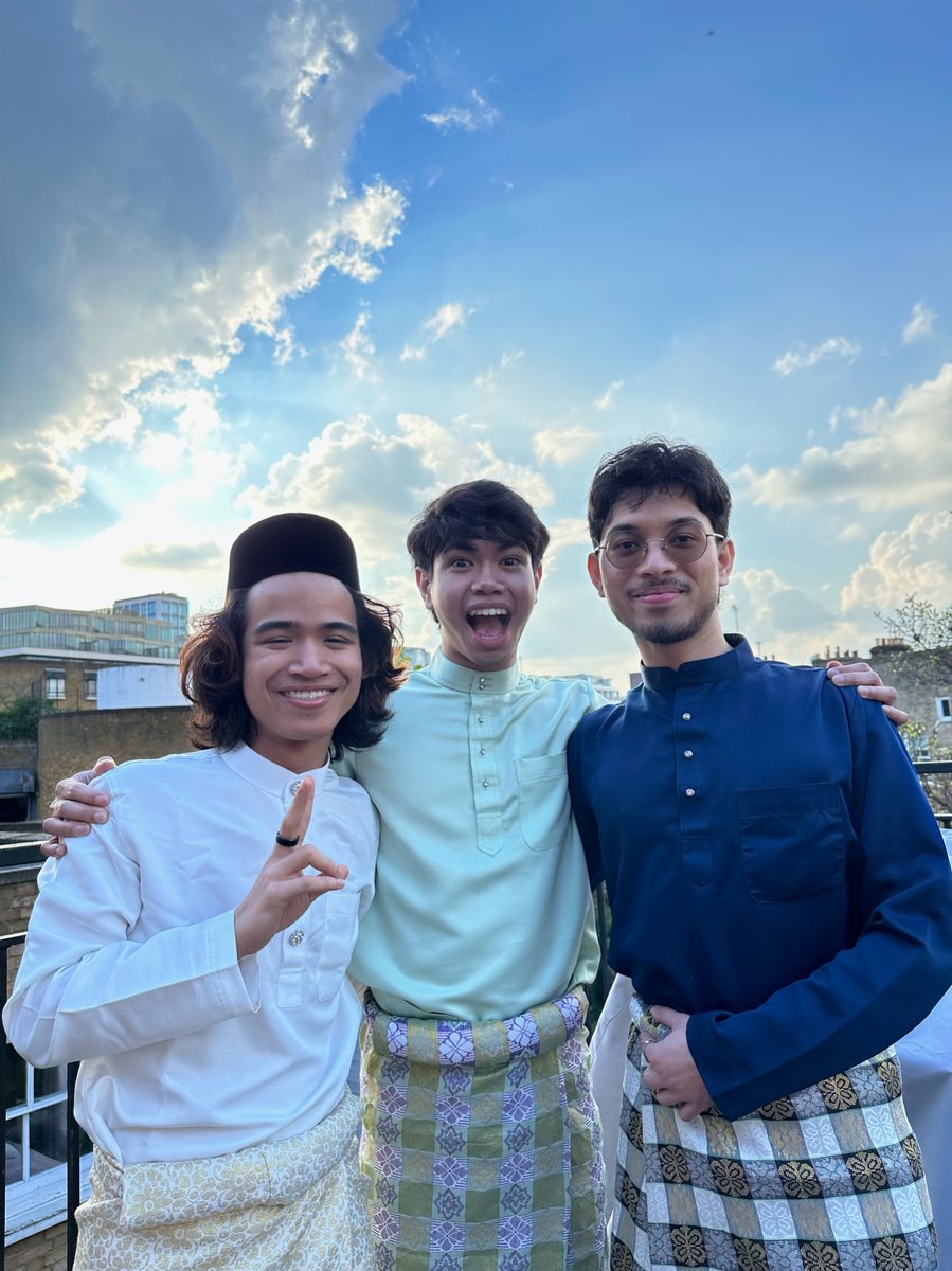 Selamat hari raya daripada kami sekeluarga 🙏