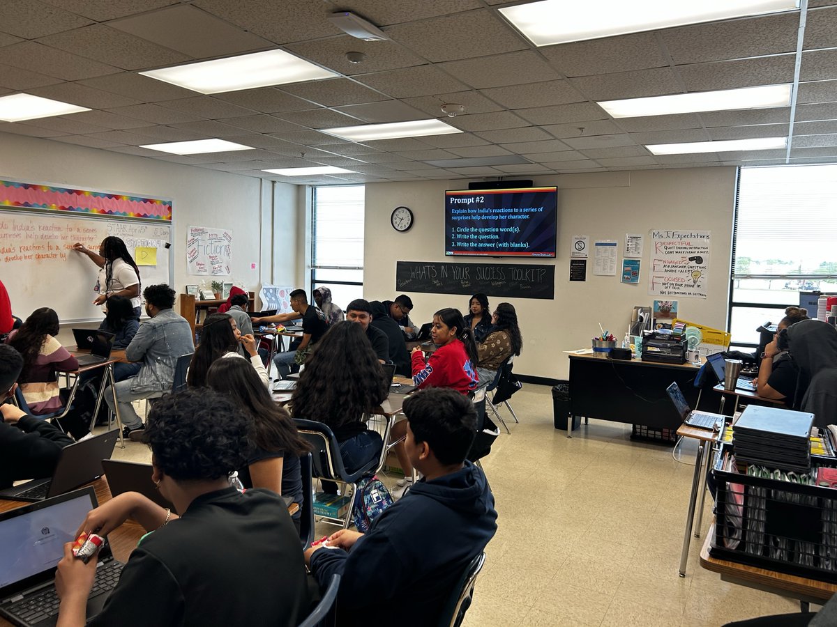 ThompsonDurell's tweet photo. STAAR Super Saturday at SGHS! Shout out to all the teachers and students! Titans will Slay the STAAR! https://t.co/ZqfXBCsW8p