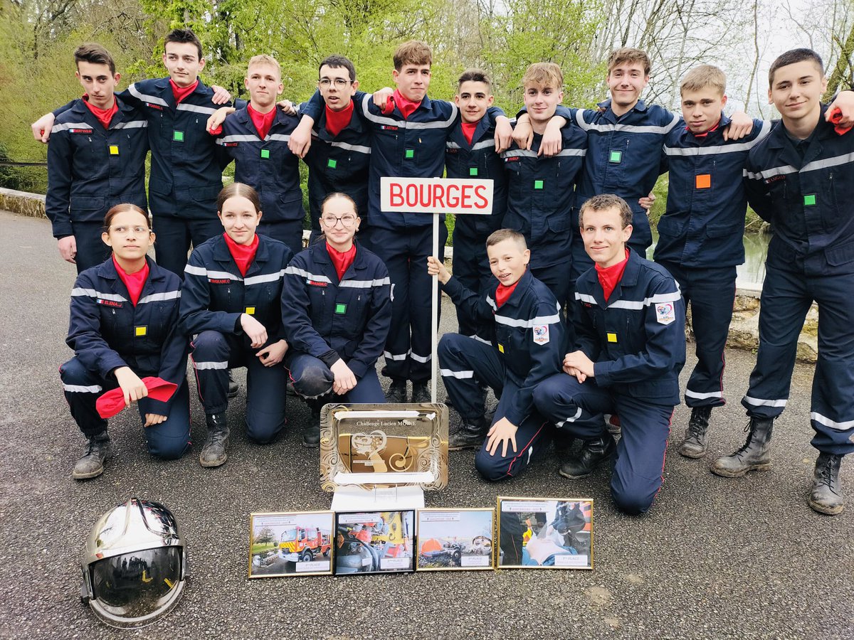 JspBourges's tweet photo. Bravo aux JSP de Bourges qui terminent premier au concours de manœuvre ! 🥇

Vous avez représenté fièrement @VilleDeBourges ! 
Rendez-vous dans le SDIS 45 pour représenter le @SDIS_18 ! 🥇👨‍🚒🧑‍🚒🚒😉 https://t.co/lSonkEZwN2