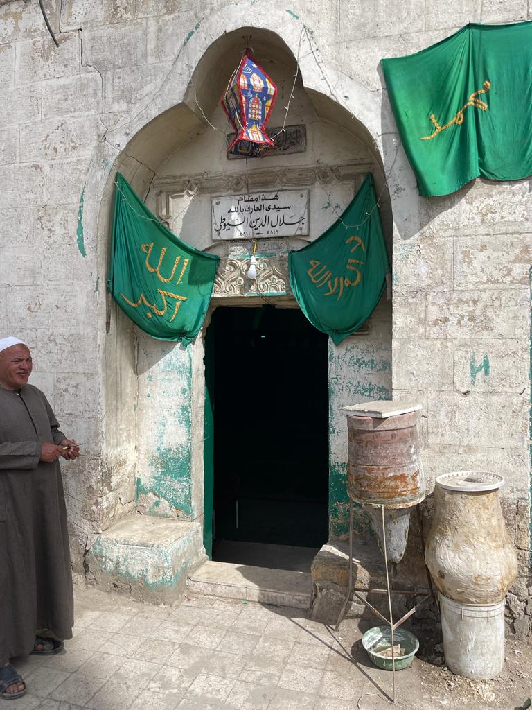 It is Egyptian custom to visit the necropolis on the days of Eid. Today <a href="/mikati_rana/">Rana Mikati</a> followed this custom and visited a number of scholars and saints. At the tomb of al-Suyūṭī we read the ḥadīth al-musalsal bi-yawm al-‘īd through various isnāds to him.