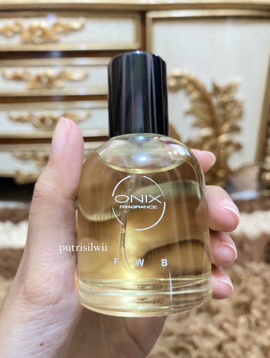 putrisilwii's tweet photo. @ohmybeautybank Kalau mau wanginya tahan lama, pakai kondisi kulit masih lembab, spray di dada, leher, belakang telinga, lipatan siku, baju, hijab, pakainya jangan ngirit 👌🏻

Ini bbrp parfum yg wanginya tahan lama, btw bukan pegawai bank sih… https://t.co/M7QIIyZ4ps