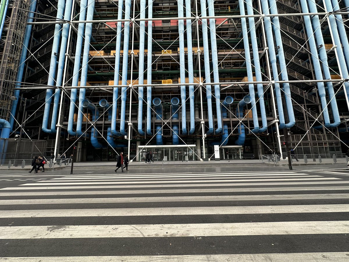 ArielWeilT's tweet photo. On dirait que cela a toujours été là, cet accès piéton (et fauteuil ) au @CentrePompidou quand on arrive du Marais par les petites rues Simon-le-Franc et Geoffroy-l’Angevin. Mais il n’en est rien. Propose par les habitant, installé par la ville avec la complicité de Renzo Piano. https://t.co/ZWPGWPLLTg