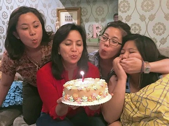 leonorsgallery's tweet photo. happy leni day !! ♡ https://t.co/aIv4ybIe2o
