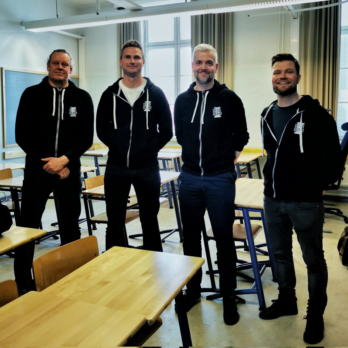 DIGIDEMOhanke's tweet image. Koko jengi koolla! HYOLin kevätpäivät Jyväskylän Norssilla, DIGIDEMO-työpajassa Eduskunta-episodi ✌🏻

Aletaan olla ympyränsulkeutumistunnelmissa 😪 Keväällä 2020 aloitettiin hankehakemuksella, joulukuussa 2020 suunnittelupäivät Satulinnassa, oppimisympäristön suunnittelua ja
