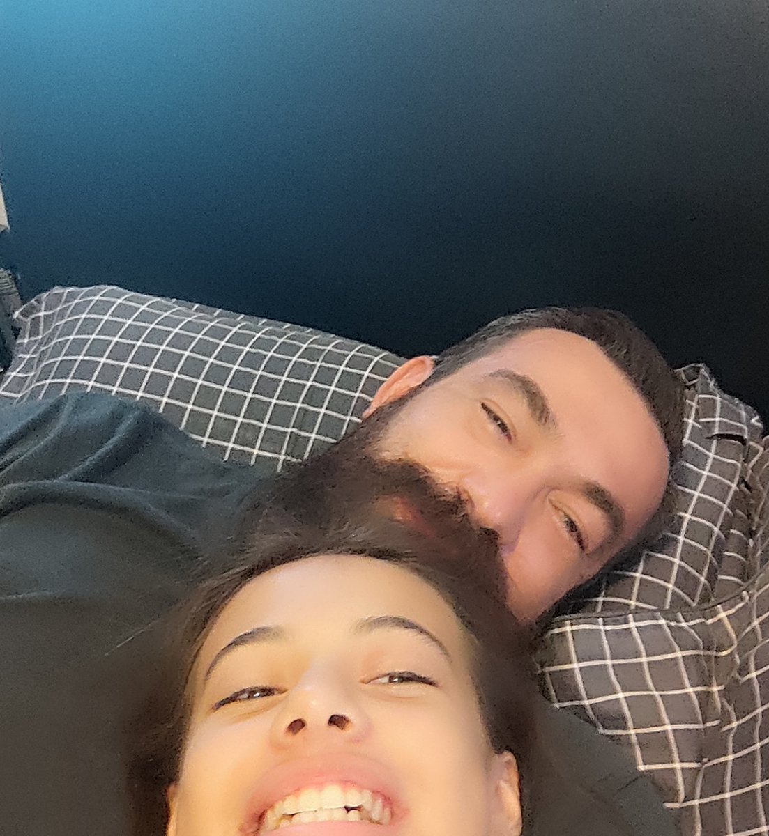 Normalde bayramın ikinci günü öğleden sonra annemin bayrama özel tavuğunu yerdik. Bu saatlerde kanepede bizim Selin'le sarmaş dolaş yatıyor olmamız lazımdı... Sülaleniz yok olsun, kökünüz kurusun, gün yüzü görmeyin aşiretine sıçtıklarım!  #isiasortakdavamız