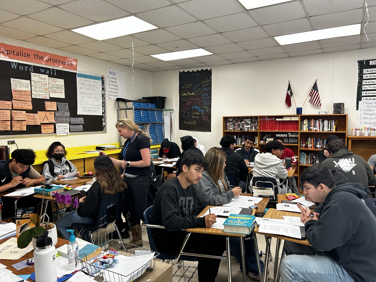 ThompsonDurell's tweet photo. STAAR Super Saturday at SGHS! Shout out to all the teachers and students! Titans will Slay the STAAR! https://t.co/ZqfXBCsW8p