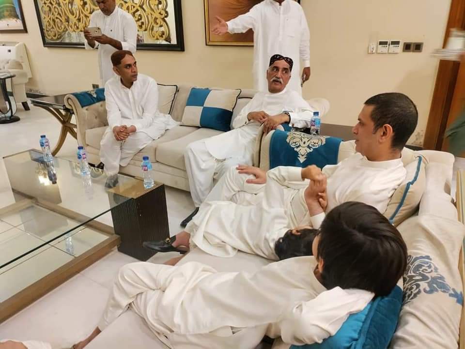 MushtaqDaudpot1's tweet photo. رکن قومی اسمبلی جناب نعمان اسلام شیخ اور سابق میئر سکھر بیرسٹر ارسلان اسلام شیخ سید خورشید احمد شاہ صاحب سے عید ملنے ان کی رہائش گاہ پہنچے
@S_KhursheedShah 
@NaumanIShaikh 
@BRArsalanSheikh 
@SyedZeerak3 
@PPPUC11SUK 
@ZainDaudpota1 
@PPPDigital_ 
@MediaCellPPP https://t.co/tHRRjyF3mQ