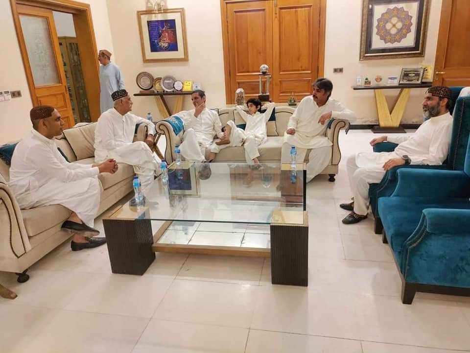 MushtaqDaudpot1's tweet photo. رکن قومی اسمبلی جناب نعمان اسلام شیخ اور سابق میئر سکھر بیرسٹر ارسلان اسلام شیخ سید خورشید احمد شاہ صاحب سے عید ملنے ان کی رہائش گاہ پہنچے
@S_KhursheedShah 
@NaumanIShaikh 
@BRArsalanSheikh 
@SyedZeerak3 
@PPPUC11SUK 
@ZainDaudpota1 
@PPPDigital_ 
@MediaCellPPP https://t.co/tHRRjyF3mQ