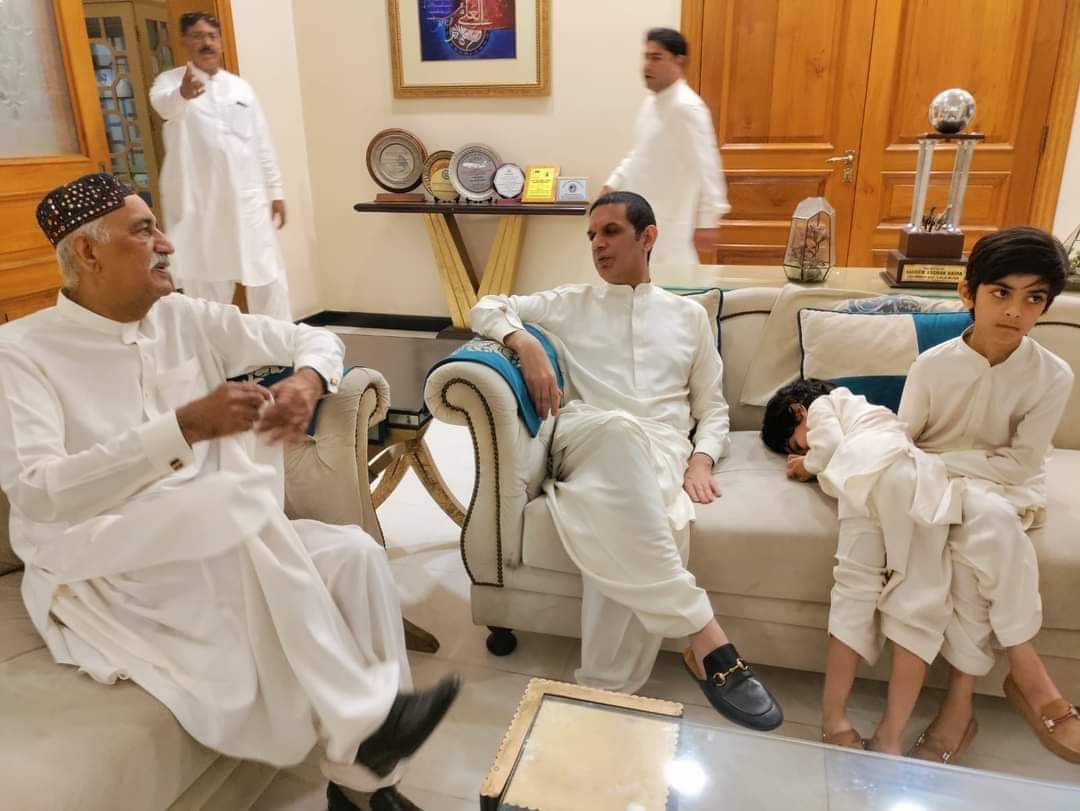 MushtaqDaudpot1's tweet photo. رکن قومی اسمبلی جناب نعمان اسلام شیخ اور سابق میئر سکھر بیرسٹر ارسلان اسلام شیخ سید خورشید احمد شاہ صاحب سے عید ملنے ان کی رہائش گاہ پہنچے
@S_KhursheedShah 
@NaumanIShaikh 
@BRArsalanSheikh 
@SyedZeerak3 
@PPPUC11SUK 
@ZainDaudpota1 
@PPPDigital_ 
@MediaCellPPP https://t.co/tHRRjyF3mQ