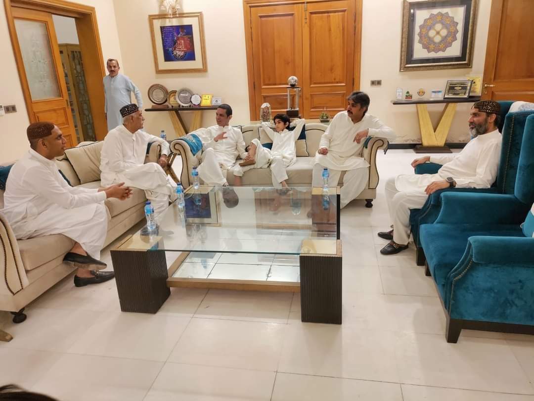 MushtaqDaudpot1's tweet photo. رکن قومی اسمبلی جناب نعمان اسلام شیخ اور سابق میئر سکھر بیرسٹر ارسلان اسلام شیخ سید خورشید احمد شاہ صاحب سے عید ملنے ان کی رہائش گاہ پہنچے
@S_KhursheedShah 
@NaumanIShaikh 
@BRArsalanSheikh 
@SyedZeerak3 
@PPPUC11SUK 
@ZainDaudpota1 
@PPPDigital_ 
@MediaCellPPP https://t.co/tHRRjyF3mQ