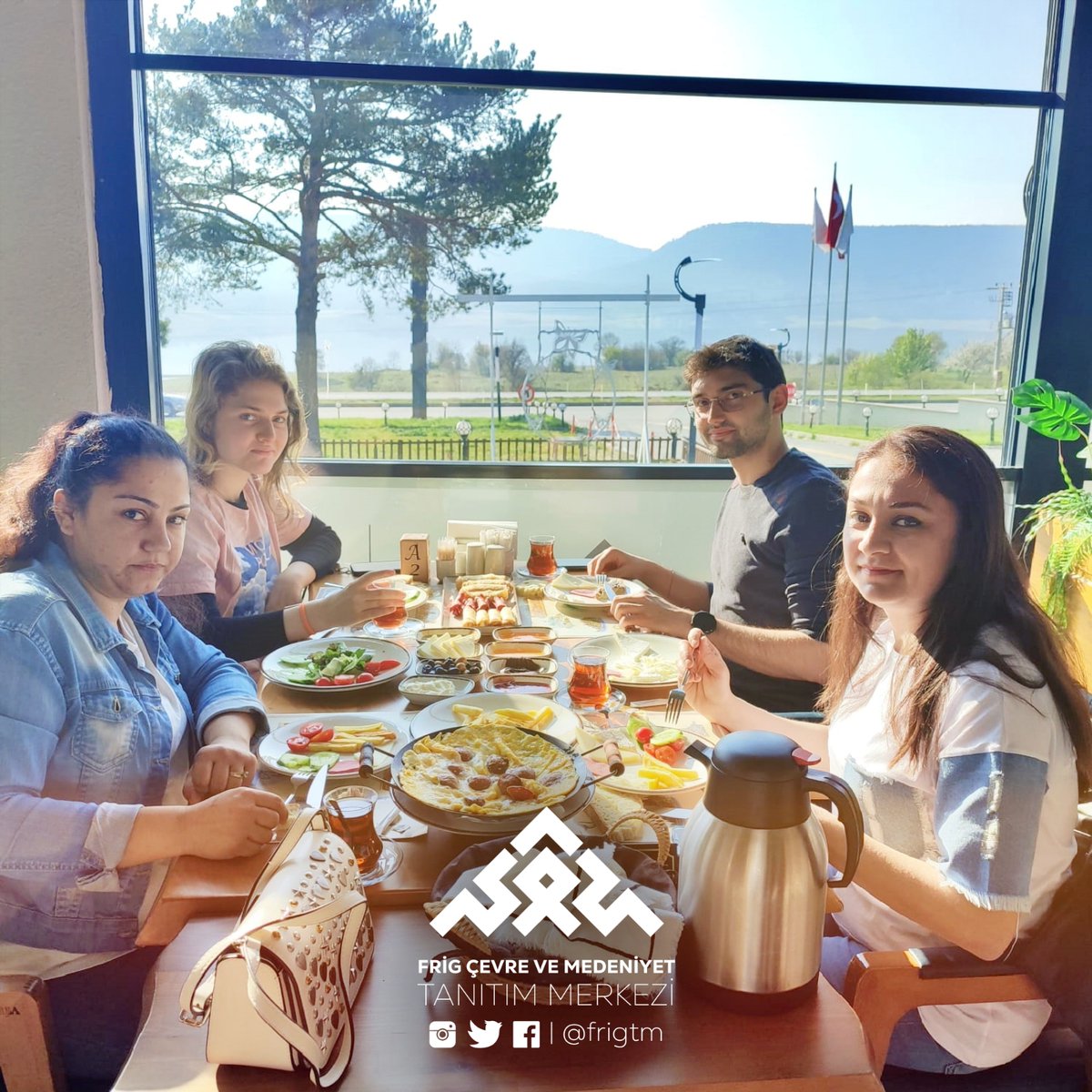frigtm's tweet photo. Işıl ışıl bir bayram sabahından herkese merhabalar! 🍭 https://t.co/6fUwlAawRA