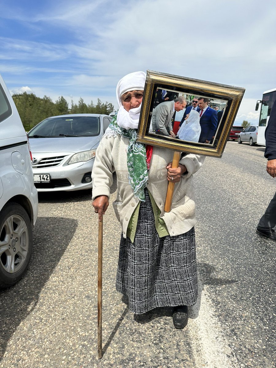 uzunabdurrahman's tweet photo. Elleri öpülesi anaların karşısında eğilen bir reisimiz var elhamdülillah 
Böyle bir yiğidi yüreğinde taşıyan analarımız var....🤲
*
Fotoğraf Gaziantep/ Nurdağından https://t.co/psIZf1pPwi