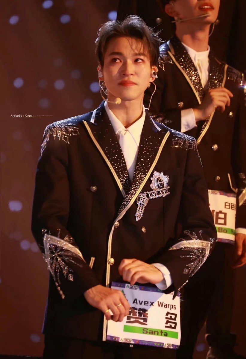 zyucanc's tweet photo. How time flies! Still remember the boy dancing in red at Chuang 2yrs ago &amp; the day I voted for you. Congratulations on graduation! Wish yr future will be better and better &amp; you'll always be my Santa Claus!🧡🎅
@into1_santa_
#HappyGraduationSanta
#HappySoloDaySanta https://t.co/bTcrIzXFrS
