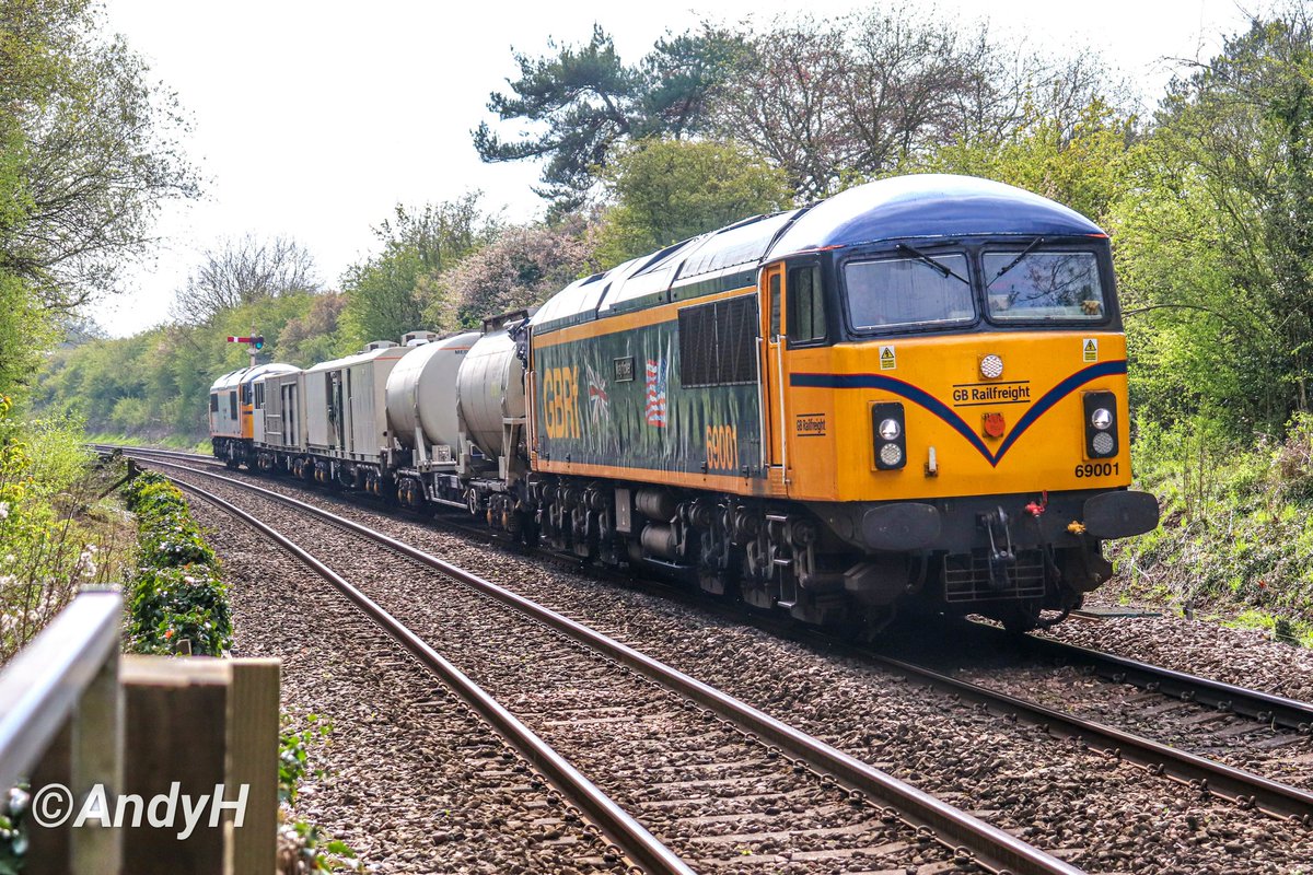 holtona72's tweet photo. It's time for a double #SaturdaySixtynine! @GBRailfreight 69001 'Mayflower' leads 3Q98 Kings Norton On Track Plant Depot to Whitemoor Yard LDC past Ketton crossing. Sister 69003 'The Railway Observer' is on the rear of the weedkiller wagons. #GBRF #SoixanteNeuf 22/4/23 https://t.co/sZwa1CTqsY