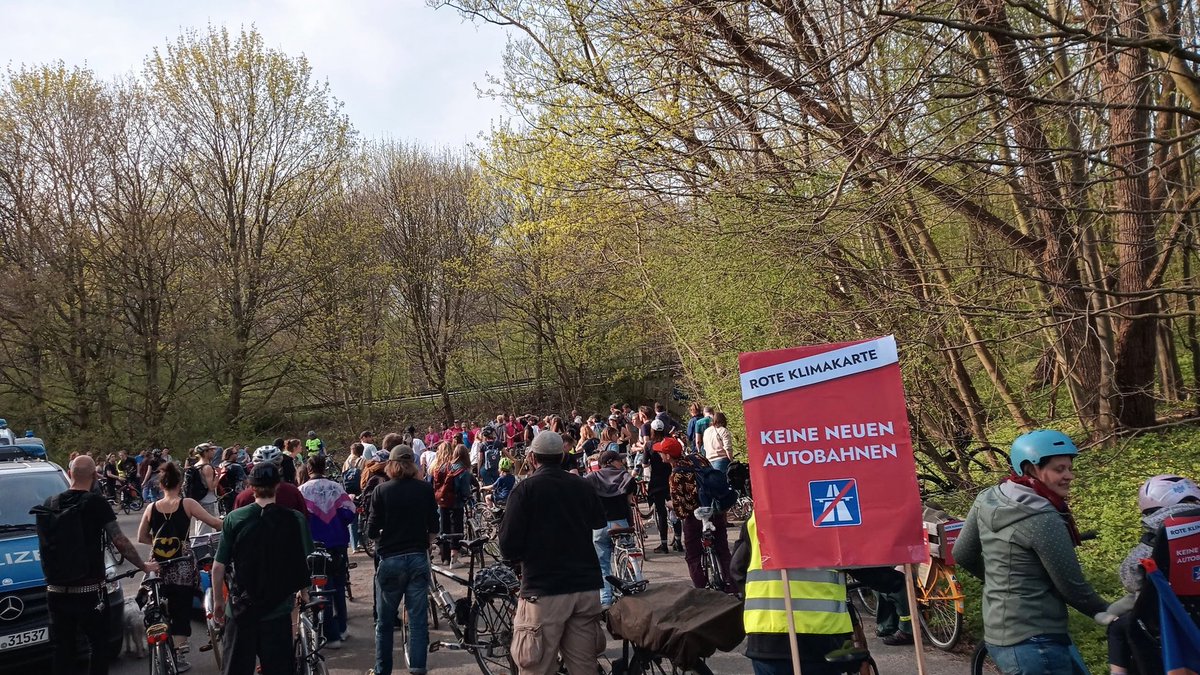 Fahrraddemo #Kiel via B76 &amp; B404 in den Kieler Grüngürtel.
#MobilitätswendeJetzt