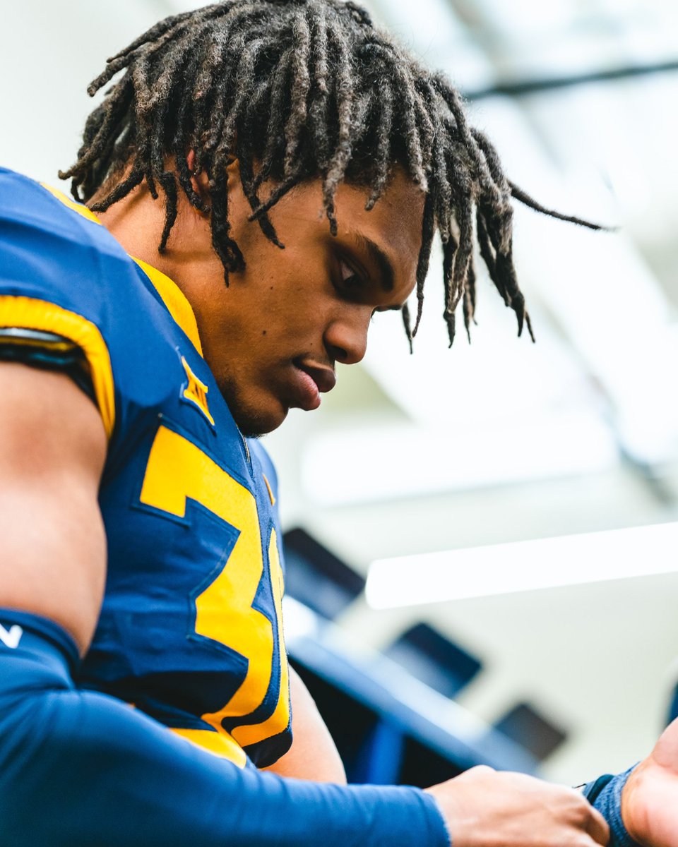 WVUfootball's tweet photo. Classic look 💯 https://t.co/DpHghWzXtO