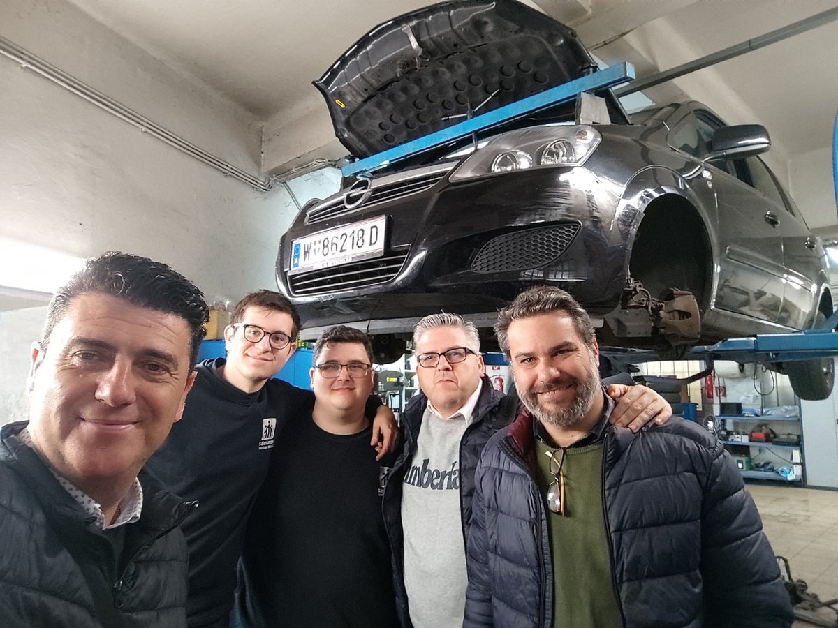 SalesianosSTRD's tweet photo. 🇪🇺 | Tres profesores visitan a nuestros alumnos @EUErasmusPlus de CFGM en Austria 🇦🇹 y realizan un Job Shadowing en Eslovaquia 🇸🇰 en el colegio 🏫 “Strojnica” de la localidad de Povazska, con varias reuniones, clases y visitas a empresas. #abrimoscaminos https://t.co/RhRwMKFT9X