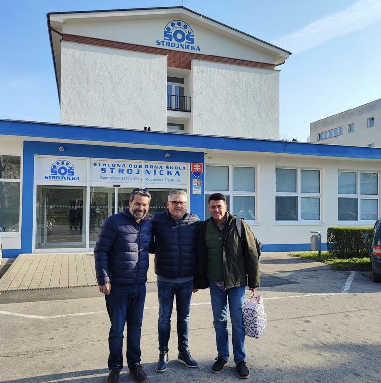 SalesianosSTRD's tweet photo. 🇪🇺 | Tres profesores visitan a nuestros alumnos @EUErasmusPlus de CFGM en Austria 🇦🇹 y realizan un Job Shadowing en Eslovaquia 🇸🇰 en el colegio 🏫 “Strojnica” de la localidad de Povazska, con varias reuniones, clases y visitas a empresas. #abrimoscaminos https://t.co/RhRwMKFT9X